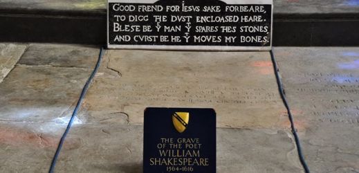 Shakespearův hrob v kostele v Stratfordu nad Avonou.