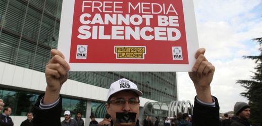Protest proti zabírání médií v Istanbulu.