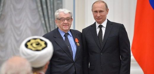 Sovětský novinář Valentin Zorin oceněný Vladimírem Putinem.
