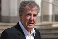 Osobitý moderátor Jeremy Clarkson.