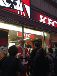 Řetězec rychlého občerstvení KFC v prosinci čelí velkému náporu japonských strávníků.