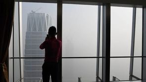 Smog proniká i do interiéru bytů skrze spáry v oknech.