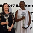 Předáním cen vyvrcholil 8. července 52. ročník Mezinárodního filmového festivalu Karlovy Vary. Cenu za nejlepší ženský herecký výkon převzaly Jowita Budniková (vlevo) a Eliane Umuhireová ex-aequo za role ve filmu Ptáci zpívají v Kigali.