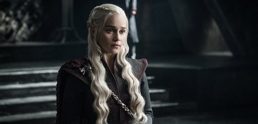 Emilia Clarke jako Daenerys Targaryen v seriálu Hra o trůny.