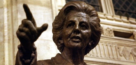 Socha Margaret Thatcherové ve Westminsterském paláci.