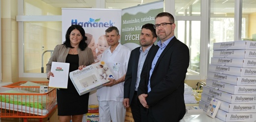 Hamé darovalo monitory dechu Uherskohradišťské nemocnici.