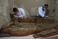 Egyptští archeologové u sarkofágu nalezeného na pohřebišti Draa Abul Nagaa, Luxor.