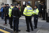 Policie před londýnským ústředím společnosti Sony Music.