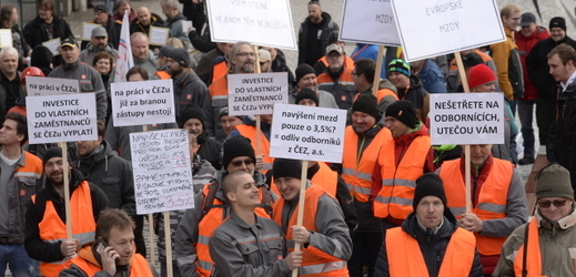 Demonstrace odborářů před sídlem ČEZ v Praze za vyšší růst mezd.