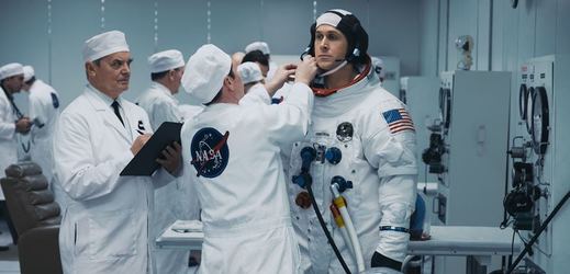 Ryan Gosling jako Neil Armstrong ve filmu První člověk.