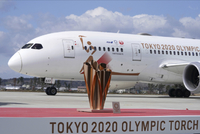 Letadlo s olympijským ohněm v pátek přistálo na vojenské základně Macušima na severovýchodě Japonska.