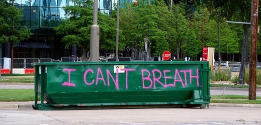 Nápis "Nemohu dýchat" v ulicích amerických měst.