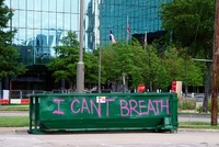 Nápis "Nemohu dýchat" v ulicích amerických měst.