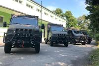 Čtveřice nových sanitních vozů pro armádu.
