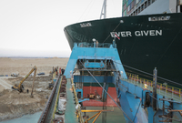 Loď Ever Given blokuje Suezský průplav.