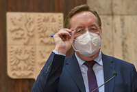 Ministr zdravotnictví Petr Arenberger (za ANO).