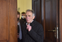 Jeden z obžalovaných Lubomír Smolka odchází od Krajského soudu v Brně, který měl 31. ledna 2022 vyhlásit rozhodnutí v kauze údajné korupce na radnici Brno-střed. Soud nakonec bude pokračovat v dokazování. Ve spisu přibylo dalších asi 12 tisíc stran listin.