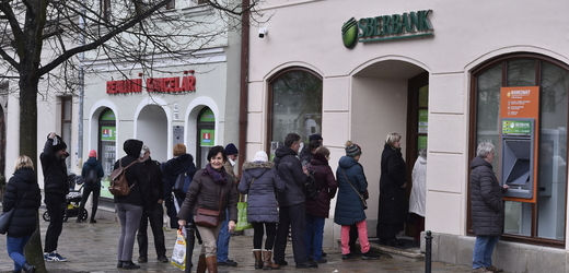 Klienti ve frontě na pobočce Sberbank v Jihlavě.