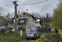 Policisté ohledávají 25. dubna 2022 místo výbuchu rodinného domu v Loučce u Valašského Meziříčí na Vsetínsku. V sutinách domu byla nalezena mrtvá žena a tři děti. Případ policie kvalifikovala jako vraždu.