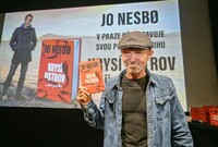 Norský spisovatel a hudebník Jo Nesbø vystoupil na tiskové konferenci v rámci prezentace knihy Krysí ostrov a jiné povídky, 25. října 2022, Praha.